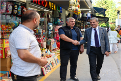 Başkan Yusuf Alemdar vatandaşla kucaklaşıp bayramlaştı: “Memlekete hizmet bizim için en büyük bayramdır”