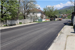 Büyükşehir asfalt sezonunu Akyazı’da açtı: 3 mahalleyi kapsayan 8 kilometrelik yol sıcak asfaltta buluşuyor