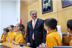 Yusuf Alemdar başkanlığı Elisa’ya devretti: “Hayal kurmaktan asla vazgeçmeyin”