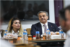 Başkan Alemdar gün aydınlanırken şoförlerle buluştu: “Hiçbir vatandaşımızı yolda bırakmadınız”