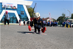 Minik itfaiyecilerin ateşle mücadelesi: Günün kahramanları minikler oldu