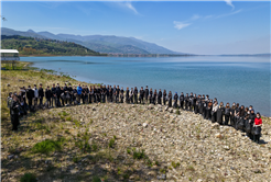 Göl havzasına bırakılan atıklar gönüllü öğrencilerin desteğiyle temizlendi