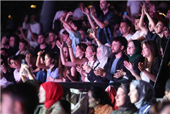 Vadideki dünya sahnesi İlyas Yalçıntaş konseri ve sahne şovlarıyla şölene dönüştü