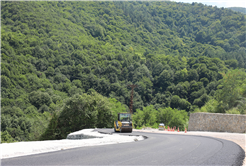 Büyükşehir, Sapanca’da heyelan riskine karşı yolu güçlendirdi, ulaşımı yeniledi