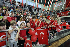 “Gençlerimizin yanında oluyor, onların sporla, sanatla ve eğitimle iç içe büyümesi için gereken desteği sunuyoruz”