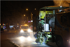 Büyükşehir şehrin yollarını tablo gibi işliyor: Ekipler Orhan Gazi’de gece boyu çalıştı