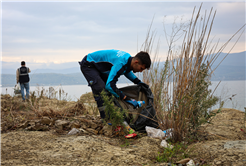 Sapanca Gölü kıyılarında ekosistemi koruyan temizlik çalışması sürüyor