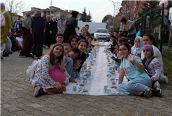 Sakarya’da Ramazan’ın neşesini şehrin dört bir yanına taşıyorlar: Gösteriler, oyunlar, ikramlar…
