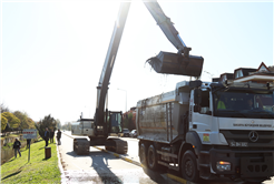 Büyükşehir Çark Deresi’ni temizliyor