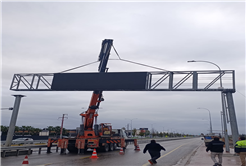 Sürücülere rehber olan dev ekran Karaman Yolu’nda farklı noktaya alındı