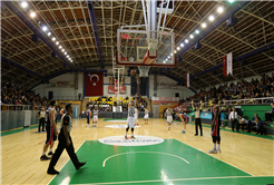 Dev Adamlar Evinde Galip