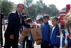 Minik itfaiyecilerin ateşle mücadelesi: Günün kahramanları minikler oldu