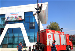 Minik itfaiyecilerin ateşle mücadelesi: Günün kahramanları minikler oldu