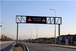 Sürücülere rehber olan dev ekran Karaman Yolu’nda farklı noktaya alındı