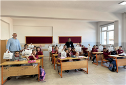 Büyükşehir okulun ilk haftasında minikleri yalnız bırakmadı