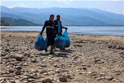 Sapanca Gölü çevresinden 2 ton çöp toplandı