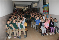 Büyükşehir şehrin her köşesinde çocuklara ‘Bir Hikâye Bin Neşe’ götürüyor