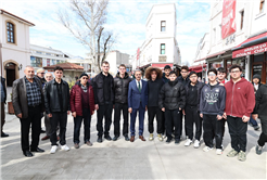 “Vatandaşlarla kucaklaştı, talepleri dinledi, Ramazan ayını tebrik etti”