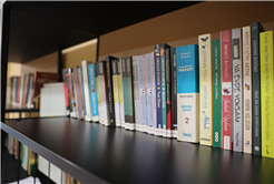 Sakarya’da öğrenciler çamaşırları yıkanırken kitap okuyor