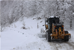 Büyükşehir 24 saat kar mesaisinde: 17 grup yolundan 10’u ulaşıma açıldı