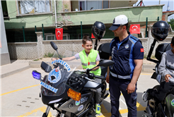 En renkli trafik etkinliği yine Büyükşehir’den: Güvenli trafiğin şartlarını ‘tebessümle’ öğrendiler