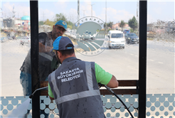 Büyükşehir ekipleri 16 ilçede durakları tek tek temizliyor