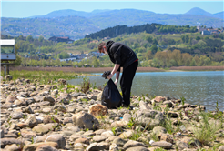 Göl havzasına bırakılan atıklar gönüllü öğrencilerin desteğiyle temizlendi