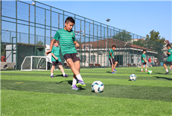 Büyükşehir'in yenilediği zeminde ilk düdük çaldı