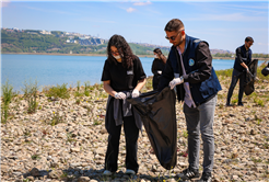 Göl havzasına bırakılan atıklar gönüllü öğrencilerin desteğiyle temizlendi