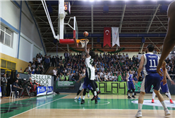 Dev Adamlar seriye galibiyetle başladı