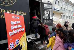 Gezen Sinema Tırı çocukları beyaz perdeyle buluşturuyor