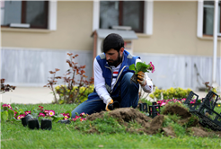 Büyükşehir’in dokunuşuyla camiler bayram öncesi çiçek açıyor
