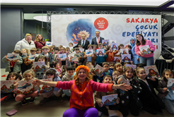 Sakarya'da çocukların 'ufkuna' ışık olacak edebiyat fuarı başladı: İlk günden binlerce misafir akın etti...