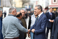 “Vatandaşlarla kucaklaştı, talepleri dinledi, Ramazan ayını tebrik etti”