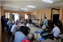 Sakarya’da kahverengi kokarca kabusuyla mücadele başladı: Büyükşehir ekibi sahada çiftçilere feromon tuzağı ulaştırıyor