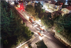 Arifiye Atatürk Caddesi’nde geceden sabaha uzanan asfalt mesaisi: Yepyeni bir görünüme kavuşuyor