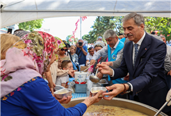 Büyükşehir bir günde 15 bin kişiye aşure bereketini ulaştırdı