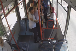 Büyükşehir’in otobüsünde bir manevrayla bir hayat kurtuldu: Kamera saniye saniye kaydetti…