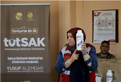 Sakarya’da kahverengi kokarca kabusuyla mücadele başladı: Büyükşehir ekibi sahada çiftçilere feromon tuzağı ulaştırıyor