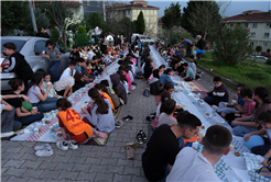 Sakarya’da Ramazan’ın neşesini şehrin dört bir yanına taşıyorlar: Gösteriler, oyunlar, ikramlar…