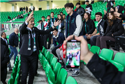 Yusuf Alemdar’dan gençlerle tribünden paylaşım: “Hep birlikte Sakaryaspor’un yanındayız”