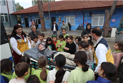 Büyükşehir nakil ambulansıyla okula gitti: Çocuklar ilk müdahaleyi yerinde öğrendi