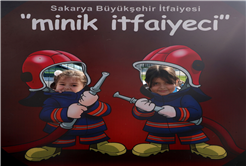 Minik itfaiyecilerin ateşle mücadelesi: Günün kahramanları minikler oldu