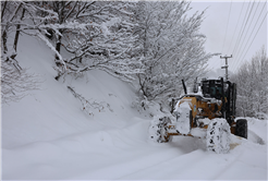 Büyükşehir 24 saat kar mesaisinde: 17 grup yolundan 10’u ulaşıma açıldı