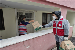 Maske ve dezenfektan dağıtımı Serdivan’da devam ediyor