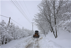Büyükşehir 24 saat kar mesaisinde: 17 grup yolundan 10’u ulaşıma açıldı