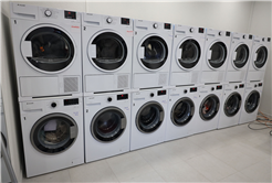 Sakarya’da öğrenciler çamaşırları yıkanırken kitap okuyor