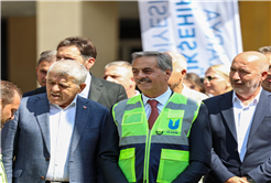 Şehri ikiye ayıran raylar yer altına alınıyor, üzeri yeşil alan oluyor: Sahada ilk ray sökümü için makineler çalıştı