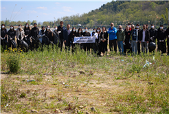 Göl havzasına bırakılan atıklar gönüllü öğrencilerin desteğiyle temizlendi