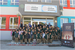 Büyükşehir şehrin her köşesinde çocuklara ‘Bir Hikâye Bin Neşe’ götürüyor